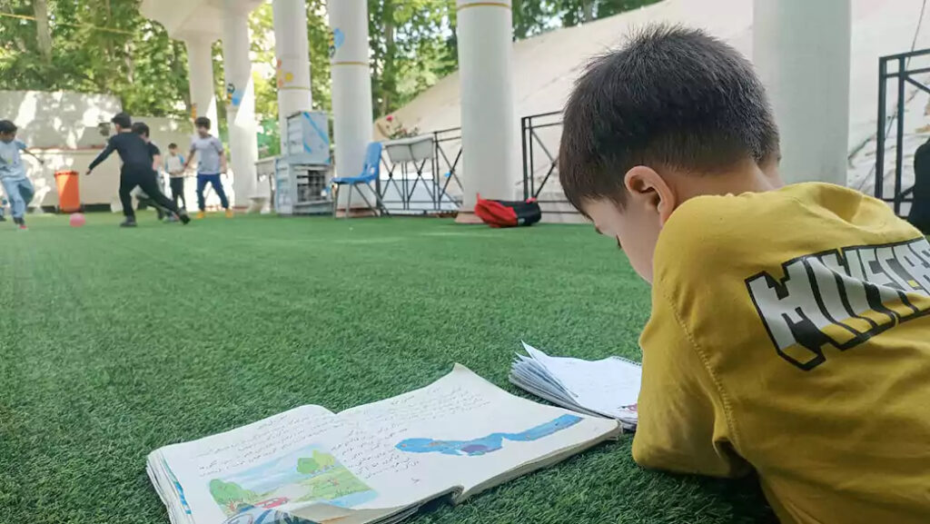 آماده شدن دانشآموز دبستانی برای شروع مدرسه بعد از تعطیلات تابستان